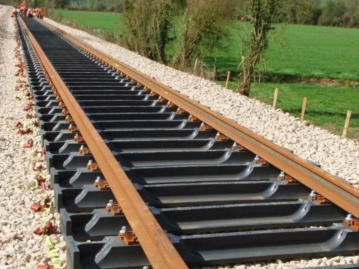 Construccion y refuerzo de estructuras ferroviarias con barras corrugadas, putrusionadas o pultruidas de polimero reforzado con fibra de vidrio GFRP. El PRFV es la mejor alternativa al acero